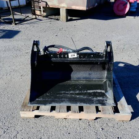 Mini Skid Steer 4 in 1 bucket - $900