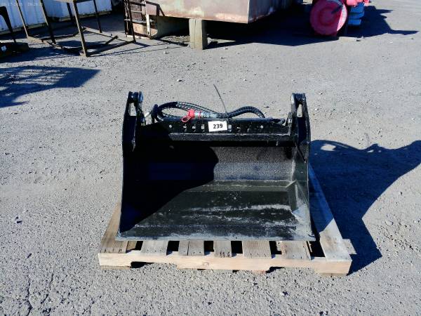 Mini Skid Steer 4 in 1 bucket - $900